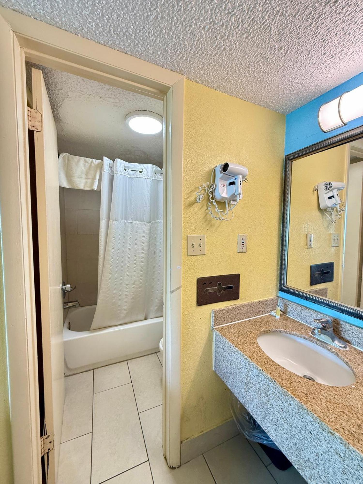 Days Inn By Wyndham Ruther Glen Kings Dominion Area Extérieur photo